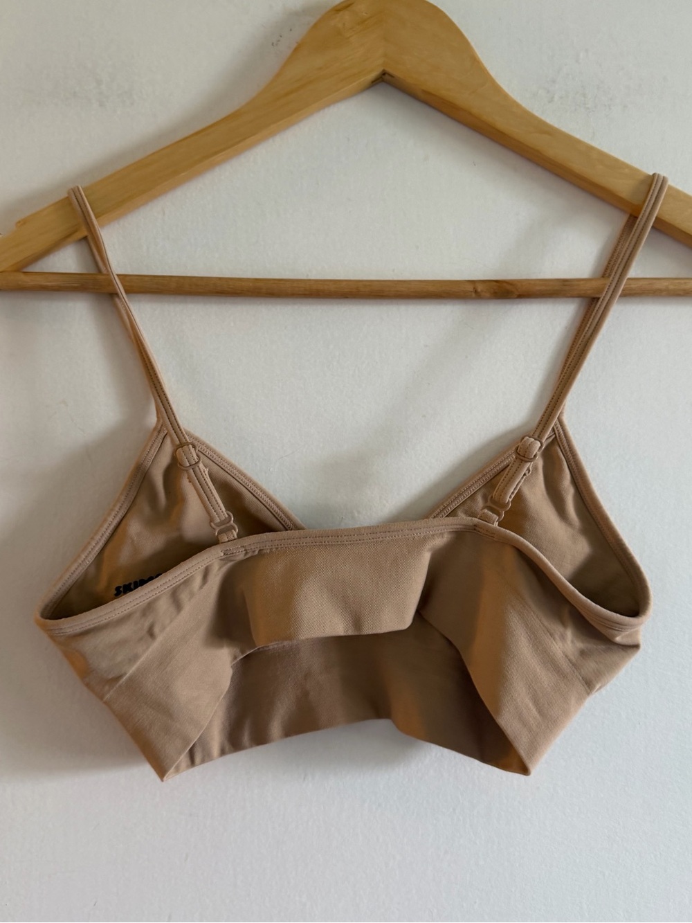 SKIMS Light Tan Seamless Classic Comfy Neutral Bralette size Small EUC - Picture 4 of 5